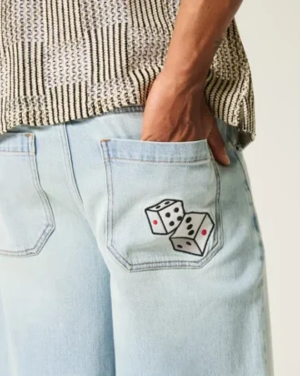 Hellblaue Super-Baggy-Jeansshorts mit Würfelgrafik