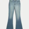 Hoch geschnittene Flare-Jeans in mittlerer Waschung Hoch geschnittene Flare-Jeans in mittlerer Waschung
