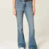 Hoch geschnittene Flare-Jeans in mittlerer Waschung Hoch geschnittene Flare-Jeans in mittlerer Waschung
