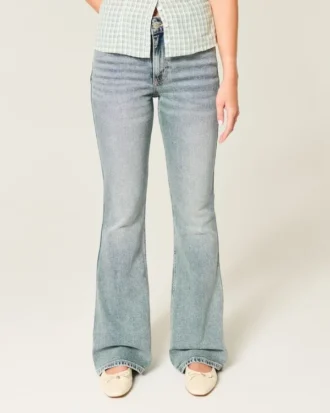Hoch geschnittene Flare-Jeans in mittlerer Waschung