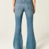 Hoch geschnittene Flare-Jeans in mittlerer Waschung Hoch geschnittene Flare-Jeans in mittlerer Waschung