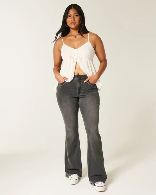 Hoch geschnittene, gewaschene schwarze Jeans mit Stickerei und ausgestelltem Bein Hoch geschnittene, gewaschene schwarze Jeans mit Stickerei und ausgestelltem Bein
