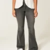 Hoch geschnittene, gewaschene schwarze Jeans mit Stickerei und ausgestelltem Bein Hoch geschnittene, gewaschene schwarze Jeans mit Stickerei und ausgestelltem Bein