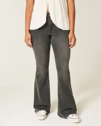 Hoch geschnittene, gewaschene schwarze Jeans mit Stickerei und ausgestelltem Bein Hoch geschnittene, gewaschene schwarze Jeans mit Stickerei und ausgestelltem Bein