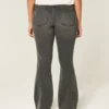 Hoch geschnittene, gewaschene schwarze Jeans mit Stickerei und ausgestelltem Bein Hoch geschnittene, gewaschene schwarze Jeans mit Stickerei und ausgestelltem Bein