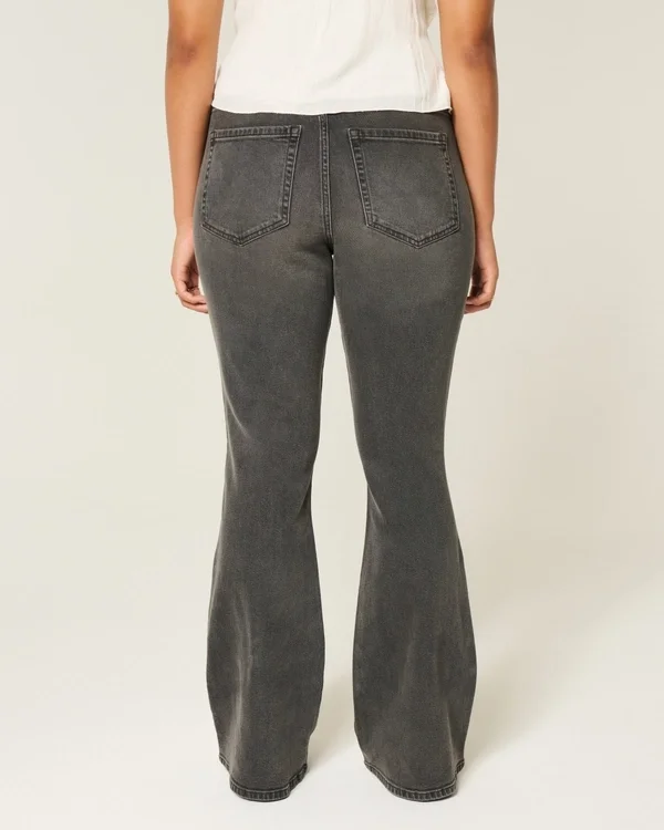 Hoch geschnittene, gewaschene schwarze Jeans mit Stickerei und ausgestelltem Bein Hoch geschnittene, gewaschene schwarze Jeans mit Stickerei und ausgestelltem Bein