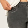 Hoch geschnittene, gewaschene schwarze Jeans mit Stickerei und ausgestelltem Bein Hoch geschnittene, gewaschene schwarze Jeans mit Stickerei und ausgestelltem Bein