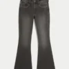 Hoch geschnittene, gewaschene schwarze Jeans mit Stickerei und ausgestelltem Bein Hoch geschnittene, gewaschene schwarze Jeans mit Stickerei und ausgestelltem Bein