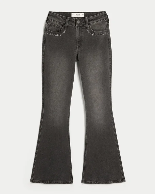 Hoch geschnittene, gewaschene schwarze Jeans mit Stickerei und ausgestelltem Bein Hoch geschnittene, gewaschene schwarze Jeans mit Stickerei und ausgestelltem Bein