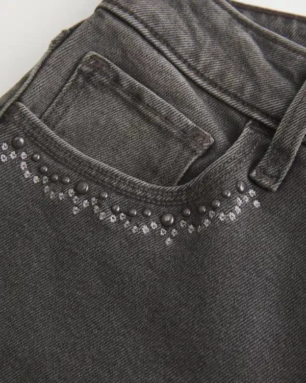 Hoch geschnittene, gewaschene schwarze Jeans mit Stickerei und ausgestelltem Bein Hoch geschnittene, gewaschene schwarze Jeans mit Stickerei und ausgestelltem Bein