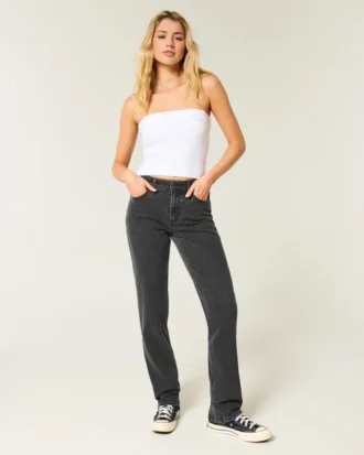 Hoch geschnittene, gewaschene schwarze Straight-Jeans