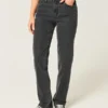 Hoch geschnittene, gewaschene schwarze Straight-Jeans Hoch geschnittene, gewaschene schwarze Straight-Jeans
