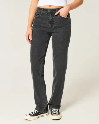 Hoch geschnittene, gewaschene schwarze Straight-Jeans