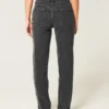 Hoch geschnittene, gewaschene schwarze Straight-Jeans Hoch geschnittene, gewaschene schwarze Straight-Jeans