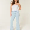 Hoch geschnittene, hell gewaschene Flare-Jeans mit Herzstickerei Hoch geschnittene, hell gewaschene Flare-Jeans mit Herzstickerei