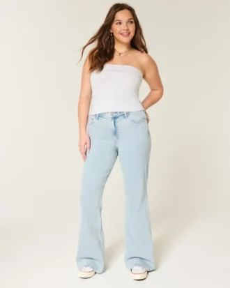 Hoch geschnittene, hell gewaschene Flare-Jeans mit Herzstickerei