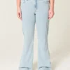 Hoch geschnittene, hell gewaschene Flare-Jeans mit Herzstickerei Hoch geschnittene, hell gewaschene Flare-Jeans mit Herzstickerei