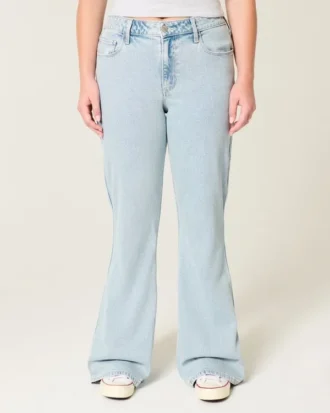 Hoch geschnittene, hell gewaschene Flare-Jeans mit Herzstickerei