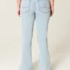 Hoch geschnittene, hell gewaschene Flare-Jeans mit Herzstickerei Hoch geschnittene, hell gewaschene Flare-Jeans mit Herzstickerei
