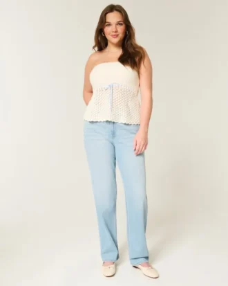 Hoch geschnittene, hell gewaschene Straight-Jeans