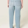 Hoch geschnittene, hell gewaschene Straight-Jeans Hoch geschnittene, hell gewaschene Straight-Jeans