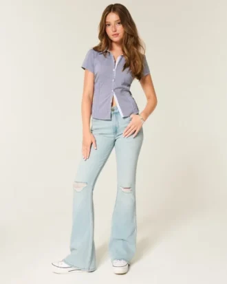 Hoch geschnittene, leicht verwaschene Flare-Jeans mit Rissen