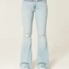 Hoch geschnittene, leicht verwaschene Flare-Jeans mit Rissen Hoch geschnittene, leicht verwaschene Flare-Jeans mit Rissen