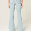 Hoch geschnittene, leicht verwaschene Flare-Jeans mit Rissen Hoch geschnittene, leicht verwaschene Flare-Jeans mit Rissen