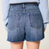 Hoch geschnittene, mittel-dunkel gewaschene, lockere Jeansshorts 5″