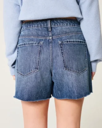 Hoch geschnittene, mittel-dunkel gewaschene, lockere Jeansshorts 5″