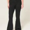 Hoch geschnittene schwarze Flare-Jeans Hoch geschnittene schwarze Flare-Jeans