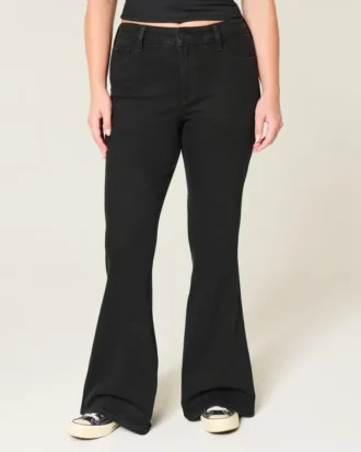 Hoch geschnittene schwarze Flare-Jeans