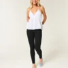 Hoch geschnittene schwarze Jeans-Leggings Hoch geschnittene schwarze Jeans-Leggings