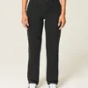 Hoch geschnittene schwarze Straight-Jeans Hoch geschnittene schwarze Straight-Jeans