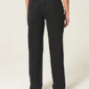 Hoch geschnittene schwarze Straight-Jeans Hoch geschnittene schwarze Straight-Jeans