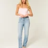 Hoch geschnittene Straight-Jeans in heller Waschung mit Used-Look Hoch geschnittene Straight-Jeans in heller Waschung mit Used-Look