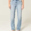 Hoch geschnittene Straight-Jeans in heller Waschung mit Used-Look Hoch geschnittene Straight-Jeans in heller Waschung mit Used-Look