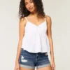 Hoch geschnittene, zerrissene Shorts aus dunkelblauem Denim