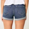 Hoch geschnittene, zerrissene Shorts aus dunkelblauem Denim