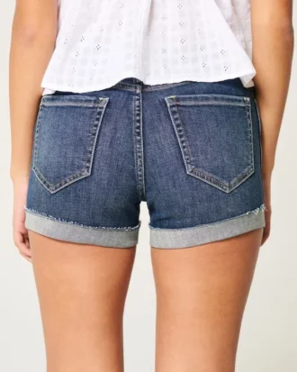 Hoch geschnittene, zerrissene Shorts aus dunkelblauem Denim