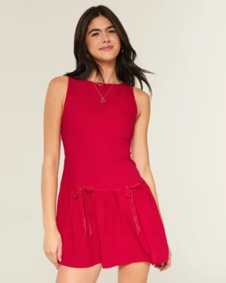 Hochgeschlossenes Skort-Kleid mit tiefem Taillenbund