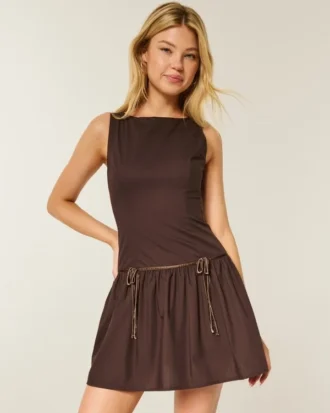 Hochgeschlossenes Skort-Kleid mit tiefem Taillenbund