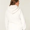 Holiday Vault Release Sherpa-gefütterter Hoodie mit Reißverschluss und Logo-Grafik Holiday Vault Release Sherpa-gefütterter Hoodie mit Reißverschluss und Logo-Grafik