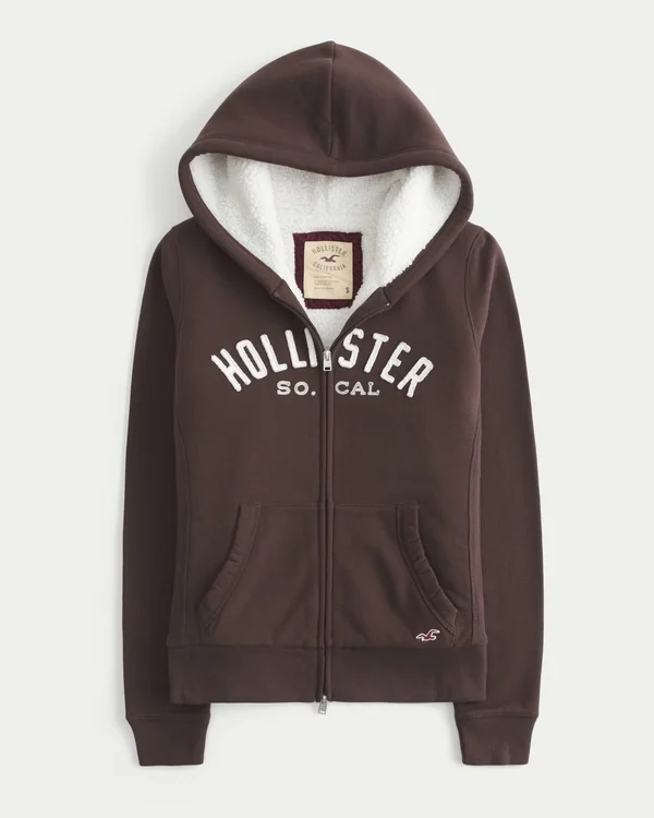 Holiday Vault Release Sherpa-gefütterter Hoodie mit Reißverschluss und Logo-Grafik Holiday Vault Release Sherpa-gefütterter Hoodie mit Reißverschluss und Logo-Grafik
