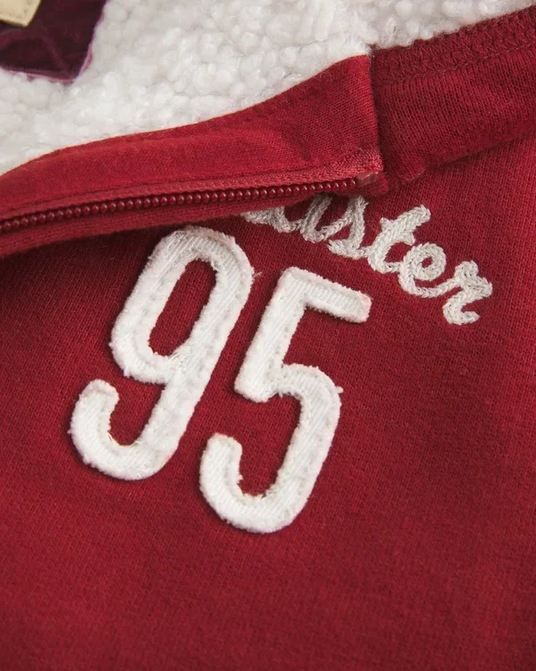 Holiday Vault Release Sherpa-gefütterter Hoodie mit Reißverschluss und Logo-Grafik Holiday Vault Release Sherpa-gefütterter Hoodie mit Reißverschluss und Logo-Grafik