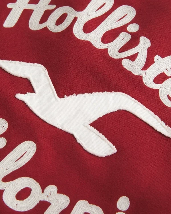 Holiday Vault Release Sherpa-gefütterter Hoodie mit Reißverschluss und Logo-Grafik Holiday Vault Release Sherpa-gefütterter Hoodie mit Reißverschluss und Logo-Grafik