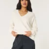 Hollister Comfy Cloud Oversized-Pullover mit V-Ausschnitt Hollister Comfy Cloud Oversized-Pullover mit V-Ausschnitt