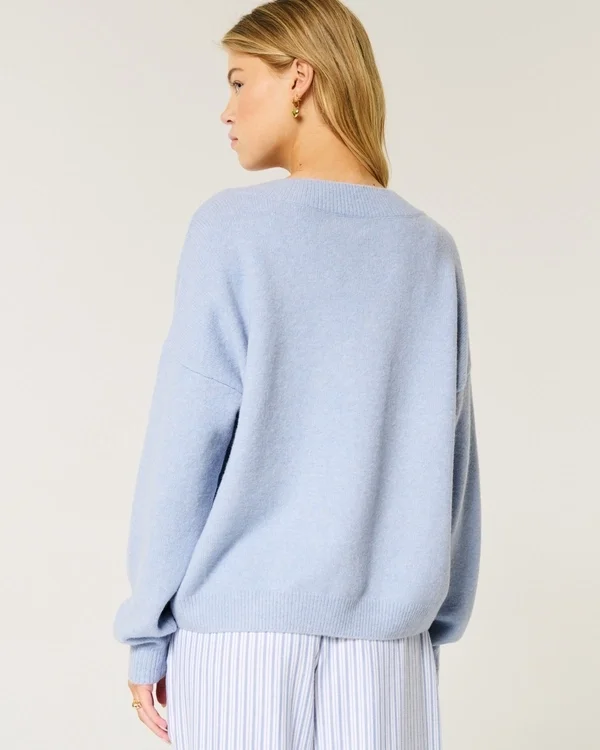 Hollister Comfy Cloud Oversized-Pullover mit V-Ausschnitt Hollister Comfy Cloud Oversized-Pullover mit V-Ausschnitt