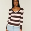 Ikonischer Pullover mit V-Ausschnitt und Zopfmuster Ikonischer Pullover mit V-Ausschnitt und Zopfmuster