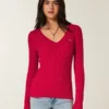 Ikonischer Pullover mit V-Ausschnitt und Zopfmuster